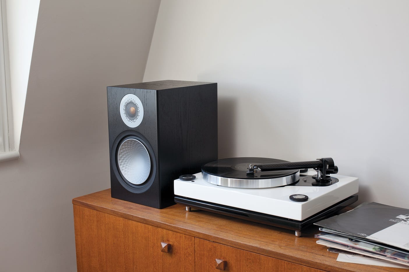 Monitor Audio Silver 100 6G rosenut - lifestyle - Boekenplank speaker