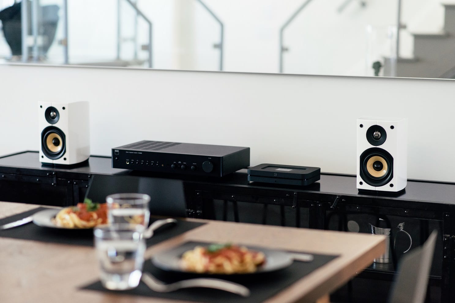 Bluesound Node 2i zwart - lifestyle - Audio streamer