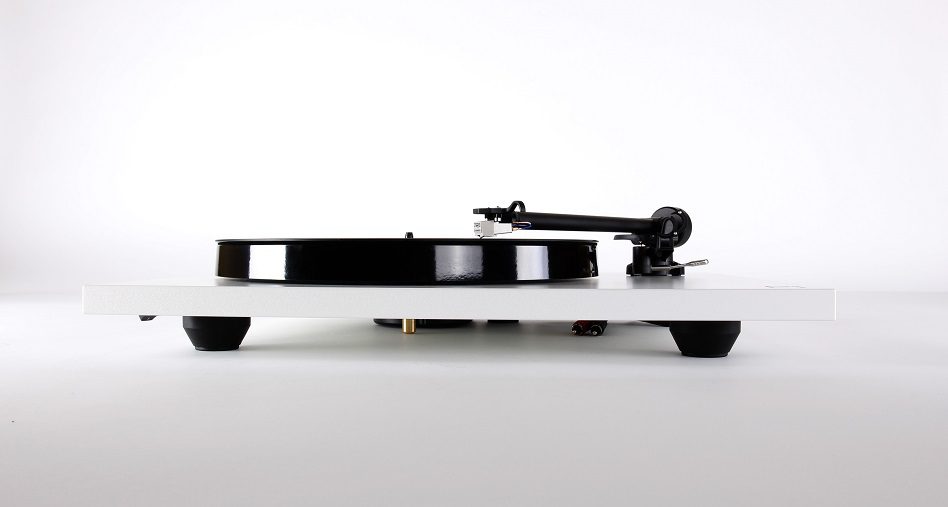 Rega Planar 1 wit mat - zijaanzicht - Platenspeler