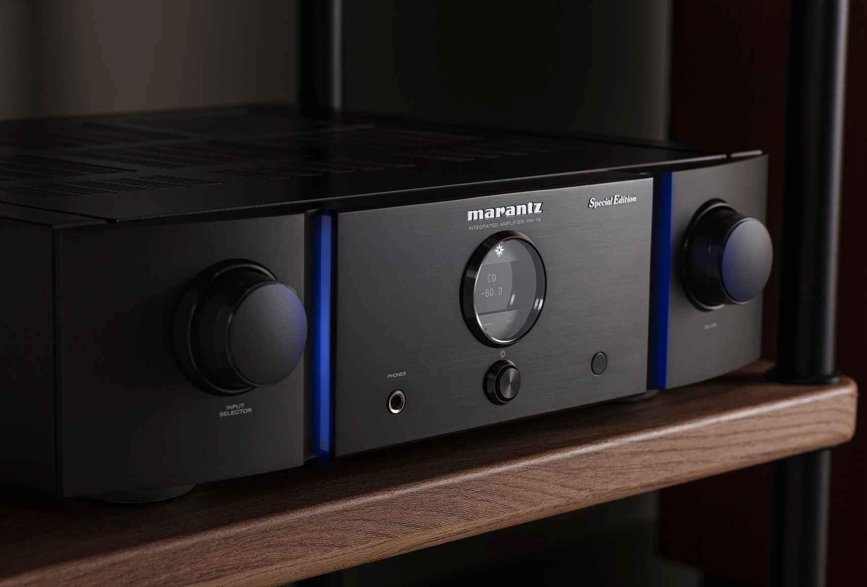 Marantz PM-12 SE zwart - lifestyle - Stereo versterker