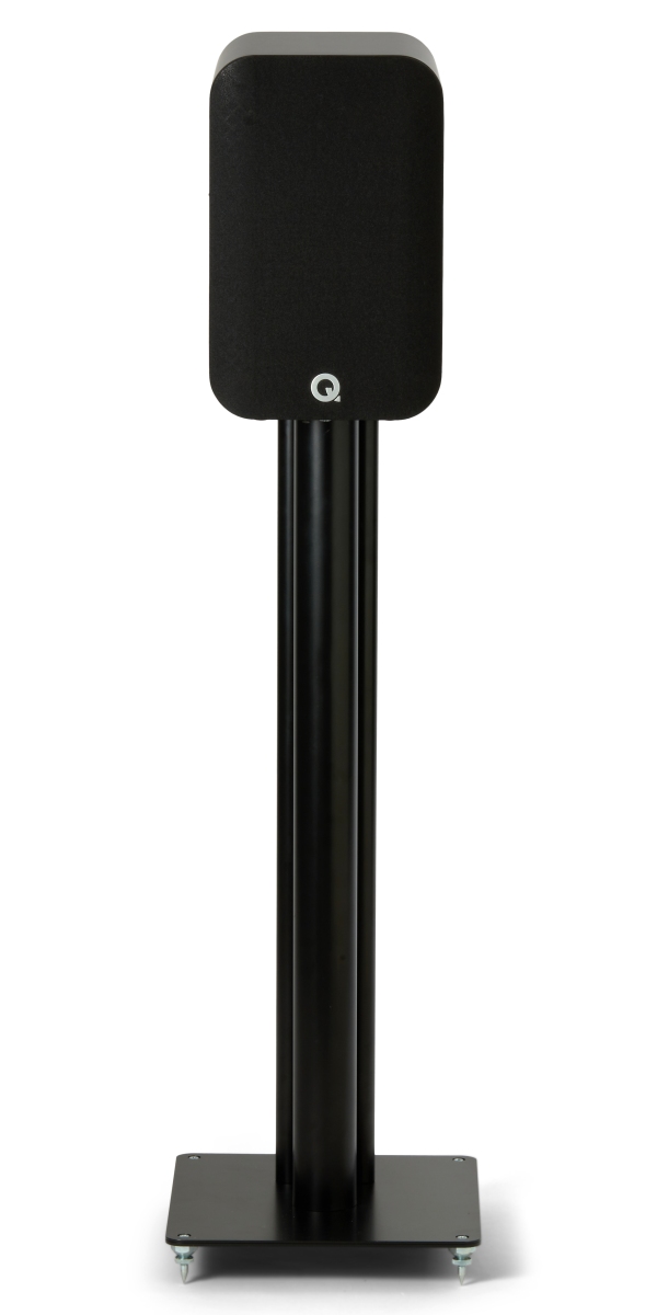 Q Acoustics 5020 zwart - frontaanzicht met grill op standaard - Boekenplank speaker