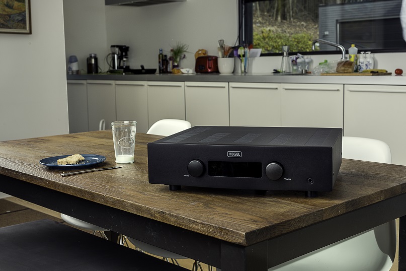 Hegel H190 zwart - lifestyle - Stereo versterker